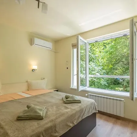 Location, Brand New 3 Bdrm & Free Parking Sofía