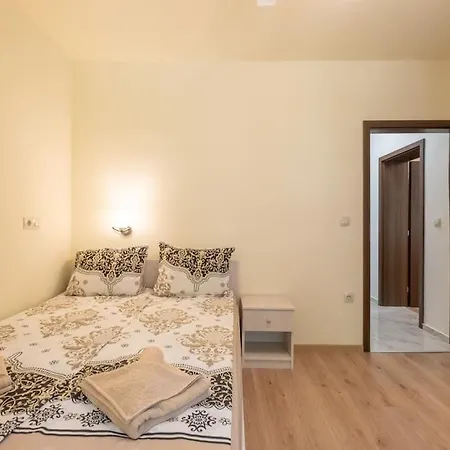 Location, Brand New 3 Bdrm & Free Parking * Sofía