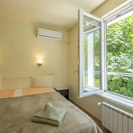 Location, Brand New 3 Bdrm & Free Parking 아파트