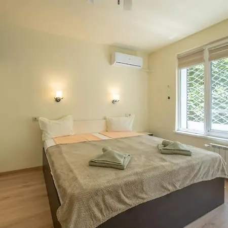 Location, Brand New 3 Bdrm & Free Parking Apartamento *