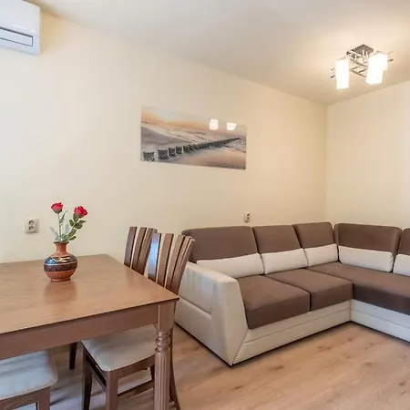 Location, Brand New 3 Bdrm & Free Parking Apartamento *