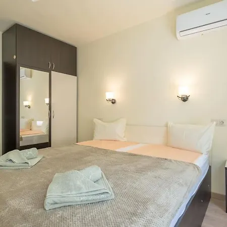 Location, Brand New 3 Bdrm & Free Parking Apartamento Sofía