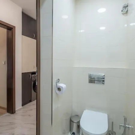 Location, Brand New 3 Bdrm & Free Parking Apartamento