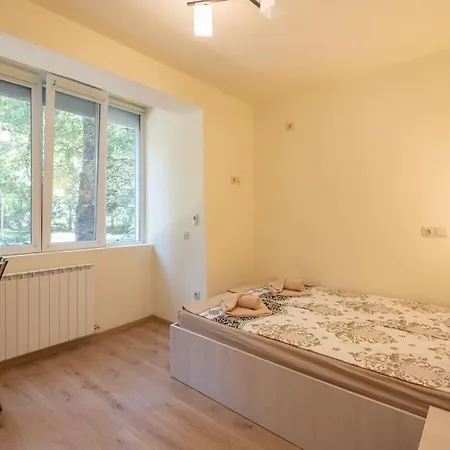 Location, Brand New 3 Bdrm & Free Parking Apartament Sofia