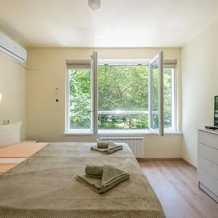 Location, Brand New 3 Bdrm & Free Parking Apartamento