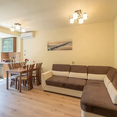 Location, Brand New 3 Bdrm & Free Parking Apartament *