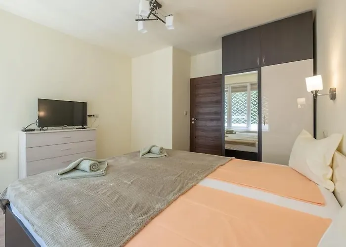 Location, Brand New 3 Bdrm & Free Parking Appartement *