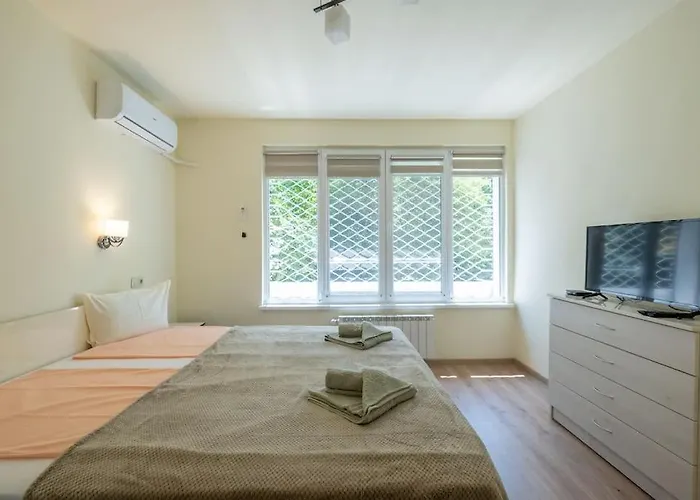 Location, Brand New 3 Bdrm & Free Parking Апартаменты