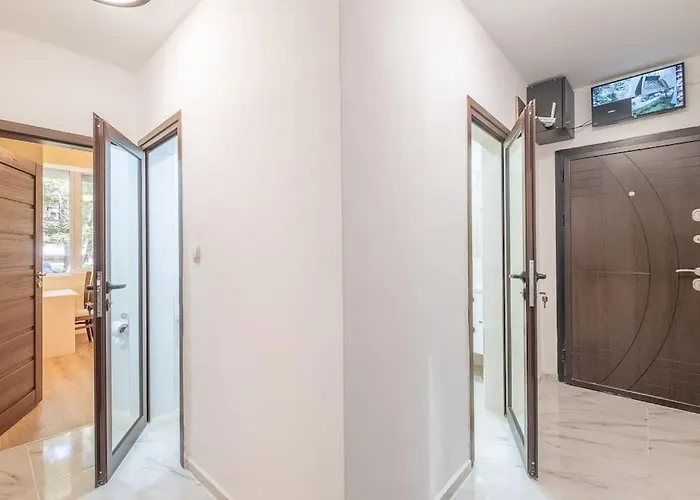 Location, Brand New 3 Bdrm & Free Parking Appartement *