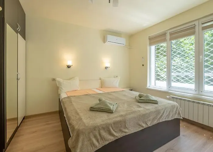 Location, Brand New 3 Bdrm & Free Parking Lejlighed *