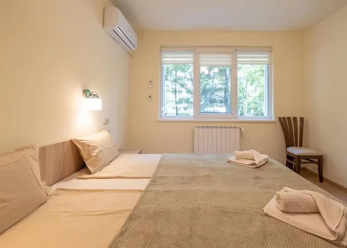 Location, Brand New 3 Bdrm & Free Parking Апартаменты *