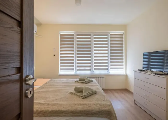 Апартаменты Location, Brand New 3 Bdrm & Free Parking София