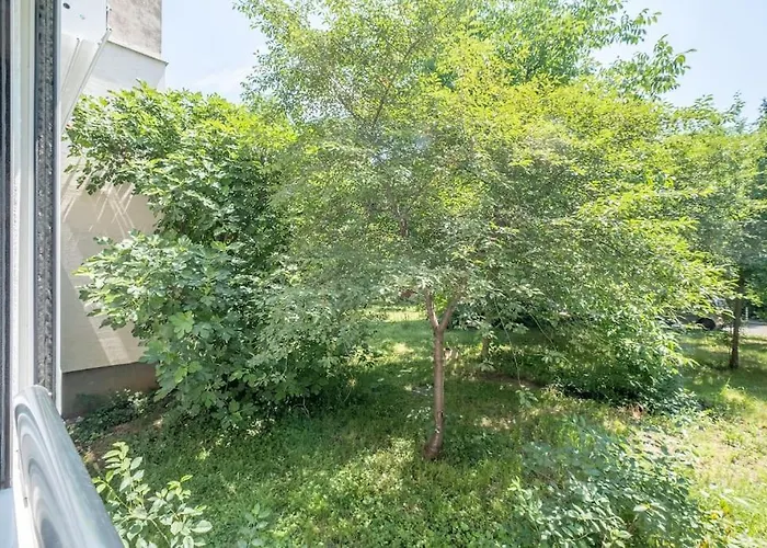 Lejlighed Location, Brand New 3 Bdrm & Free Parking *