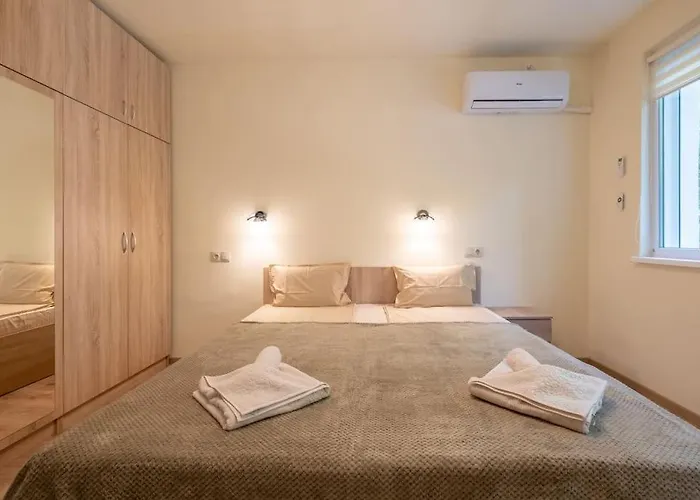 Location, Brand New 3 Bdrm & Free Parking Appartamento