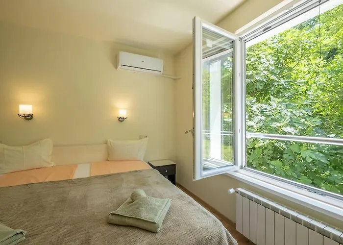 Location, Brand New 3 Bdrm & Free Parking Lägenhet